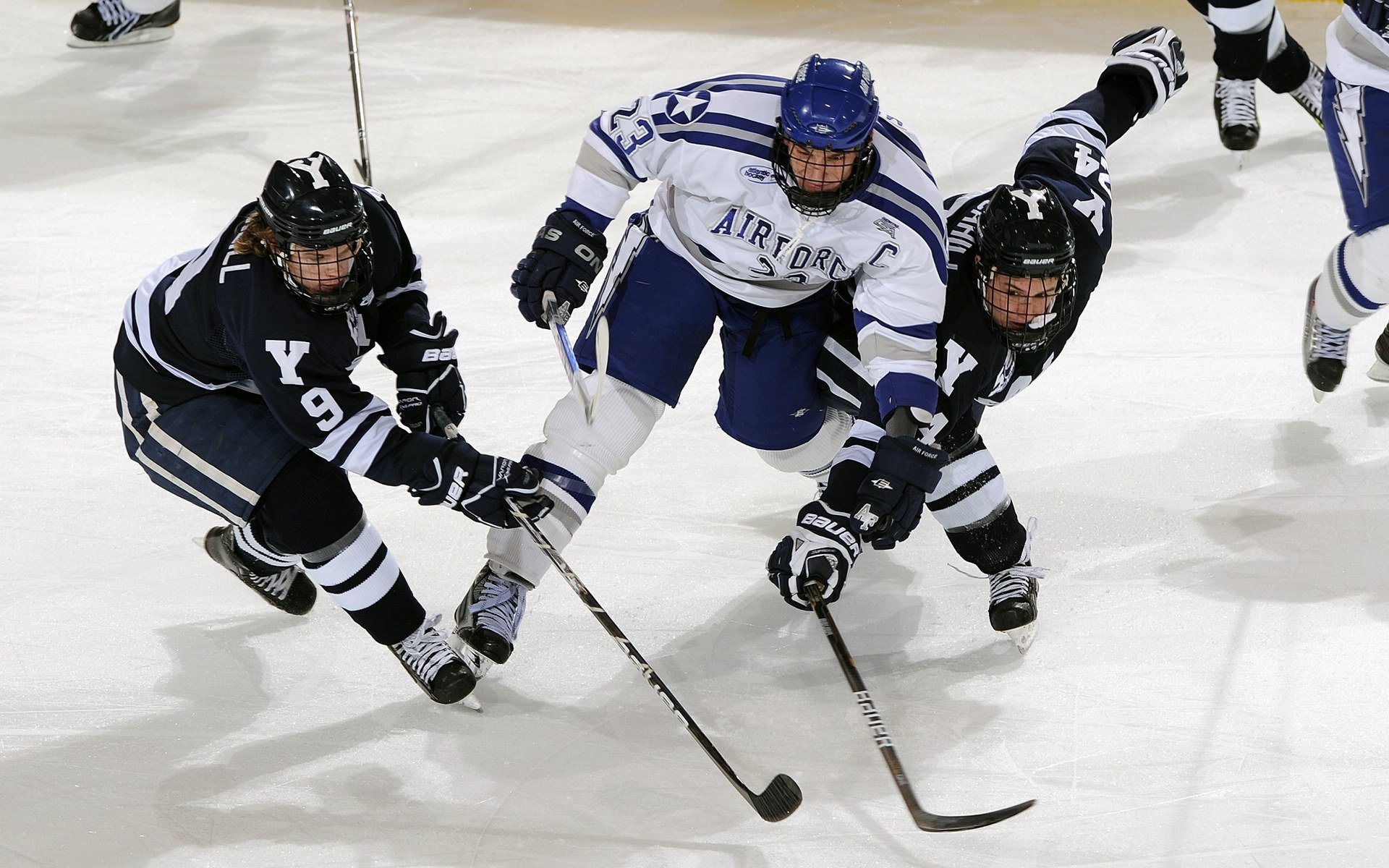 年度足球最佳阵容公布。，足球年度最佳球员